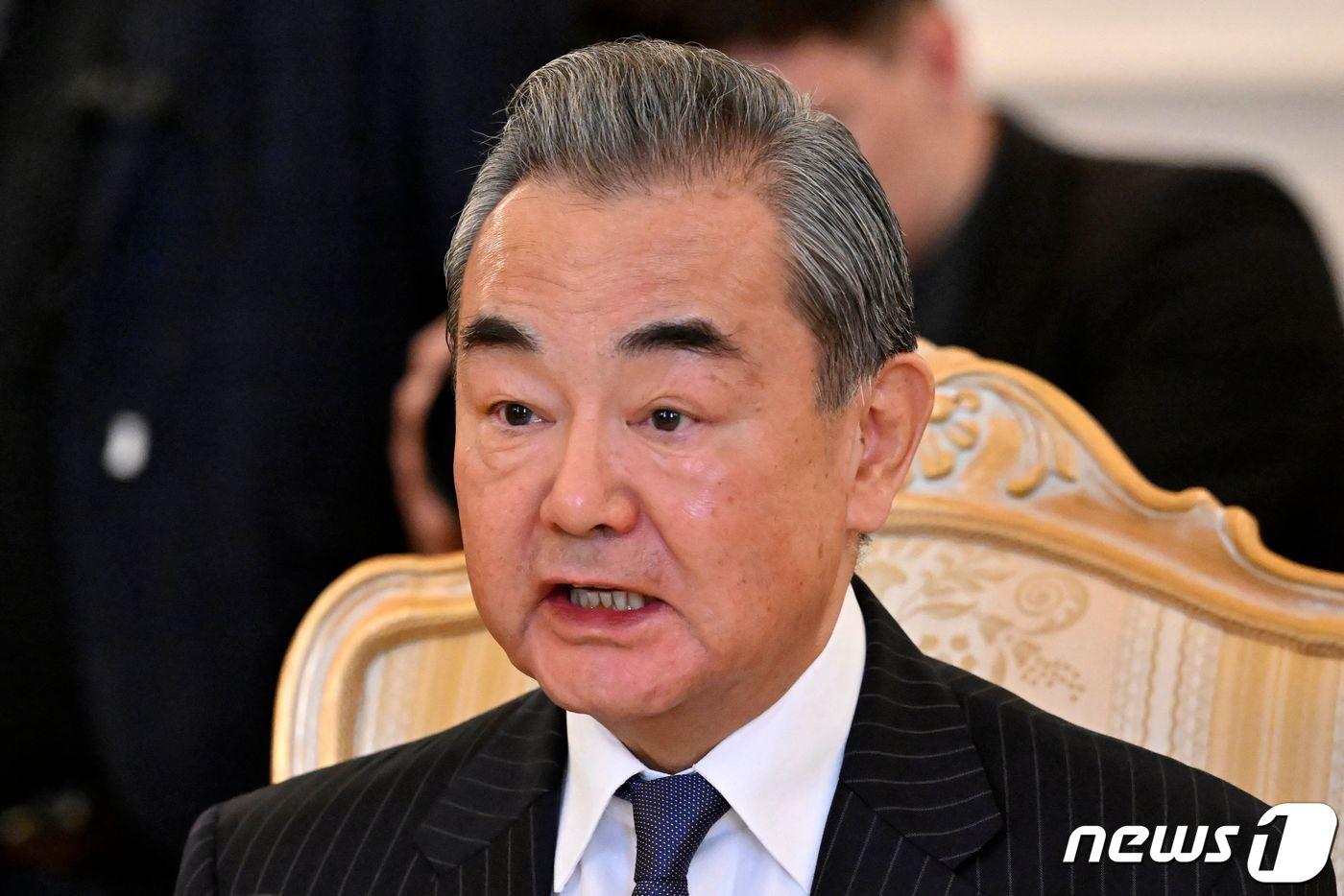 중국 외교 사령탑인 왕이 공산당 중앙정치국 위원이 22일(현지시간) 모스크바 외무부에서 세르게이 라브로프 러시아 외무장관과 회담을 하고 있다. ⓒ AFP=뉴스1 ⓒ News1 우동명 기자