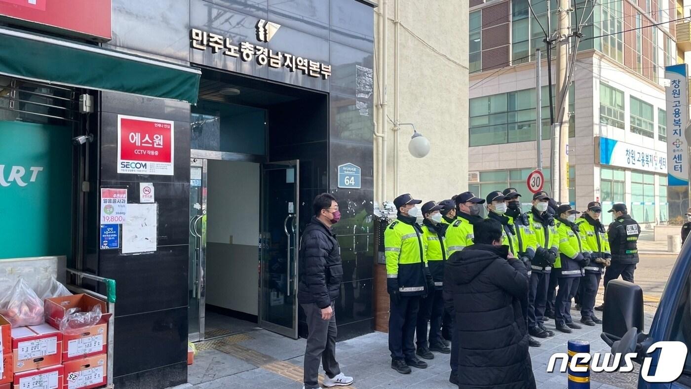 본문 이미지 - 국정원과 경찰이 23일 경남 창원시 성산구 민주노총 경남본부 내에 있는 금속노조 경남지부 사무실에서 압수수색을 벌이고 있는 가운데 경찰병력이 비상상황에 대비해 입구에 대기하고 있다. 2023.2.23/뉴스1 ⓒ News1 강정태 기자