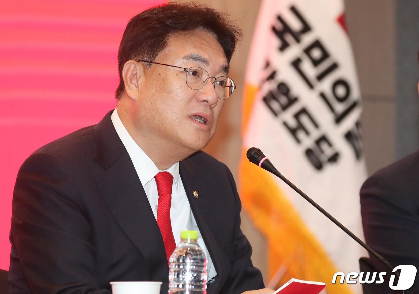 본문 이미지 - 정진석 국민의힘 비상대책위원장이 23일 강원 춘천시 동면 스카이컨벤션에서 열린 비상대책위원회의에서 모두발언을 하고 있다. 2023.2.23/뉴스1 ⓒ News1 허경 기자