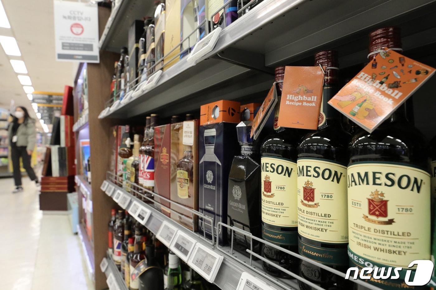 본문 이미지 - 서울 시내의 한 대형마트에 위스키가 진열돼 있다. /뉴스1 ⓒ News1 이승배 기자