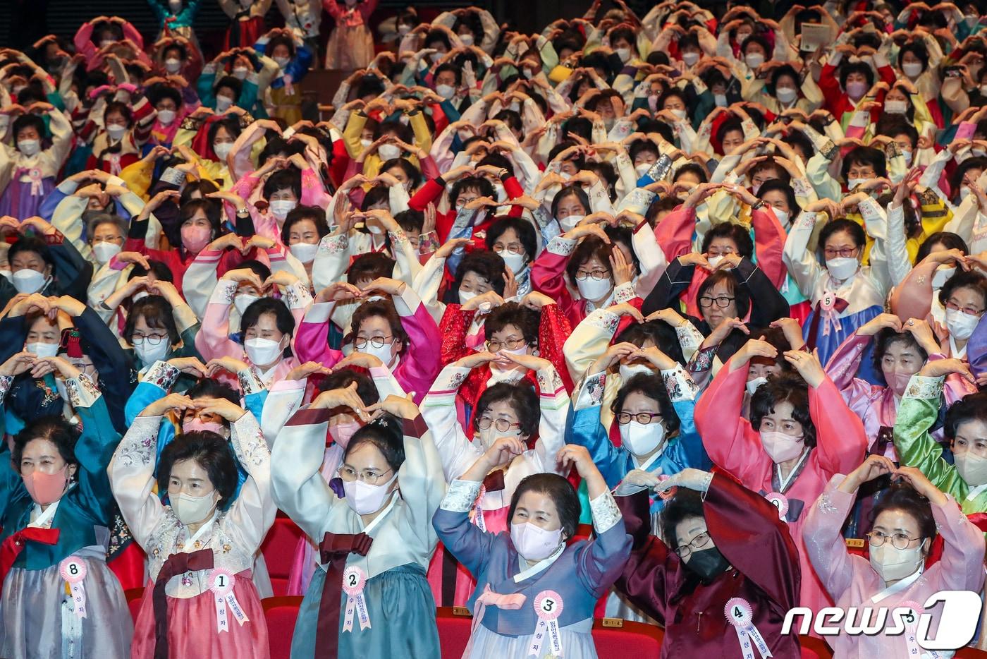 본문 이미지 - 23일 오전 서울 마포아트센터에서 열린 일성여자중고등학교 졸업식에서 만학도 졸업생들이 이선재 교장을 향해 머리 위로 하트를 그리며 인사하고 있다. 2023.2.23/뉴스1 ⓒ News1 민경석 기자