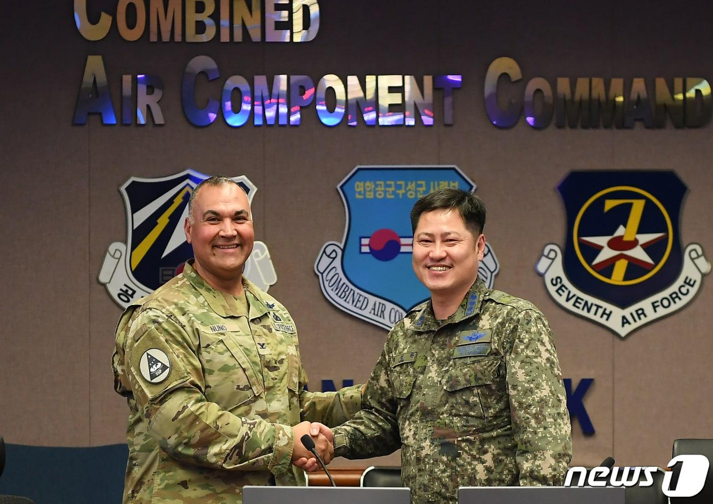 공군본부 최성환(대령) 우주센터장과 우주군 국제우주협력파트너십실장 조지 누노(George Nuno) 대령 (공군 제공)/뉴스1