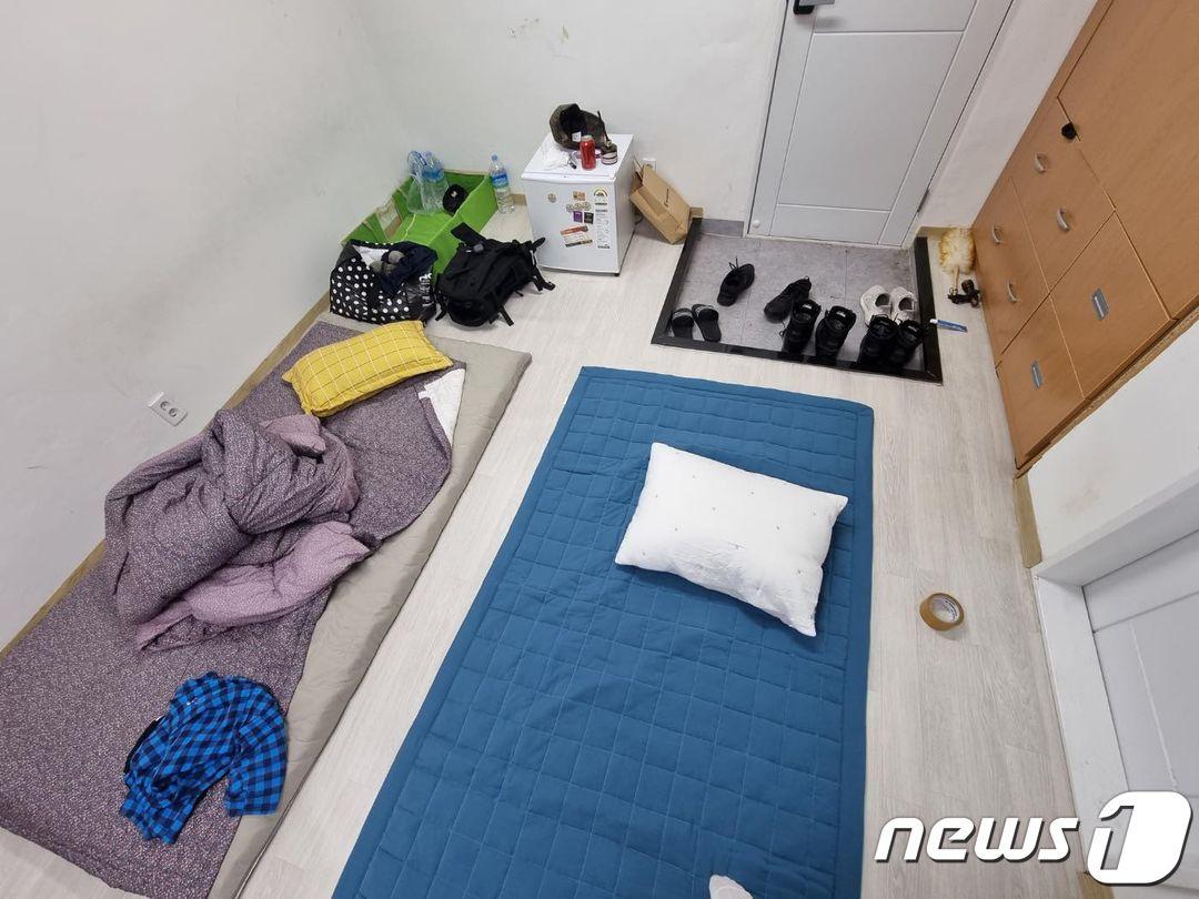 본문 이미지 -  23일 '육군훈련소 대신 전해드립니다'에 올라온 모 공군 전투비행단의 초급간부 독신자 숙소 모습. 두명이 간신히 누울 만큼 환경이 열악하다. (육대전 갈무리) ⓒ 뉴스1