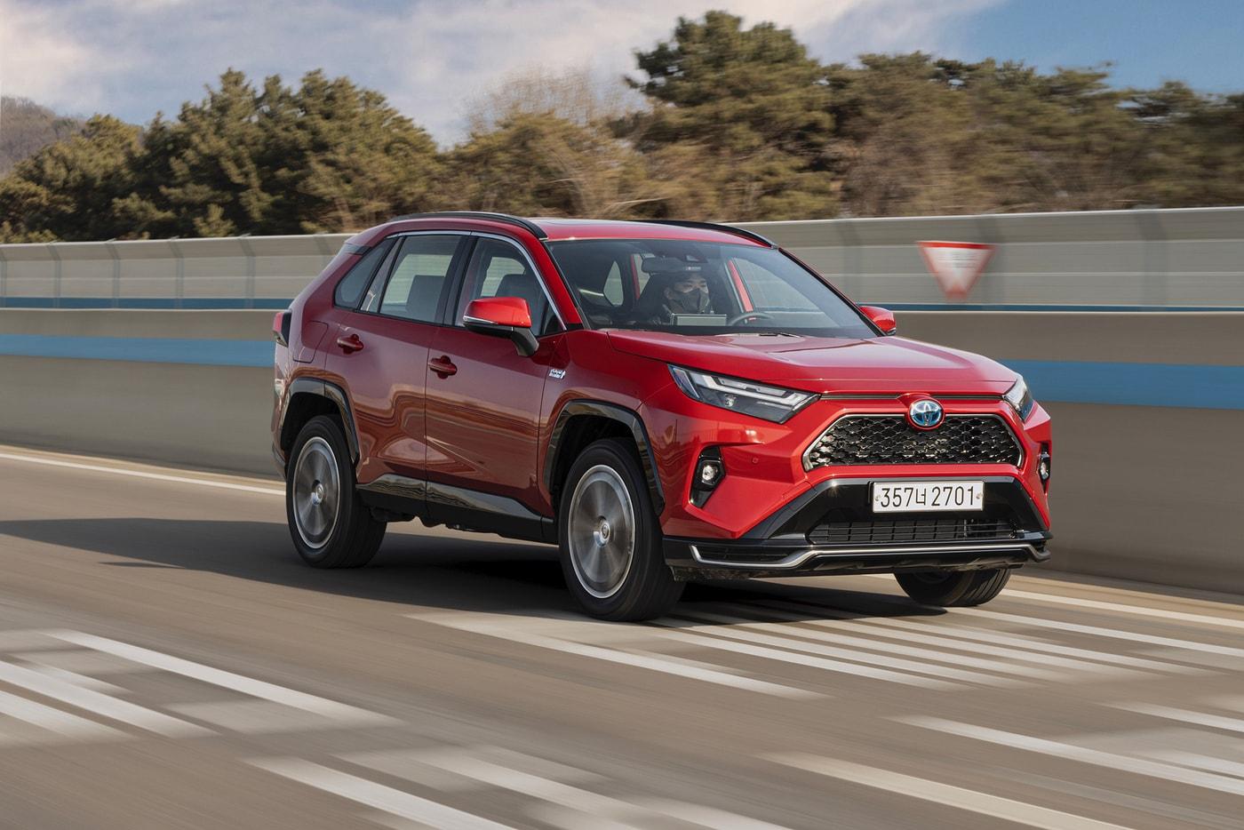 본문 이미지 - 도요타 라브4 PHEV 모델의 도로주행 모습(한국도요타 제공)