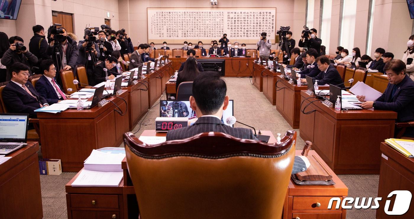 본문 이미지 - 김도읍 국회 법제사법위원장이 23일 서울 여의도 국회에서 열린 제403회 국회(임시회) 법제사법위원회 제3차 전체회의에서 의사봉을 두드리고 있다. 2023.2.23/뉴스1 ⓒ News1 유승관 기자