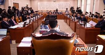 본문 이미지 - 김도읍 국회 법제사법위원장이 이달 23일 서울 여의도 국회에서 열린 제403회 국회(임시회) 법제사법위원회 제3차 전체회의에서 의사봉을 두드리고 있다. ⓒ News1 유승관 기자