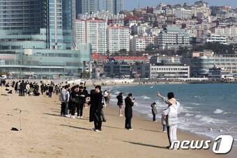 본문 이미지 - 부산 해운대 해수욕장에서 시민들이 즐거운 추억을 만들고 있다. 뉴스1 DB