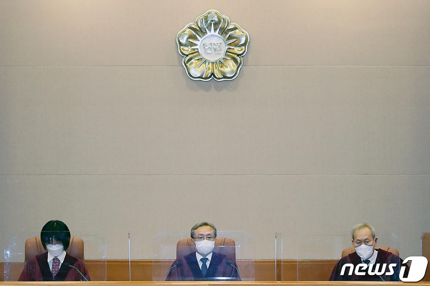 본문 이미지 - 유남석 헌법재판소장과 헌법재판관. 2023.2.23/뉴스1 ⓒ News1 박정호 기자