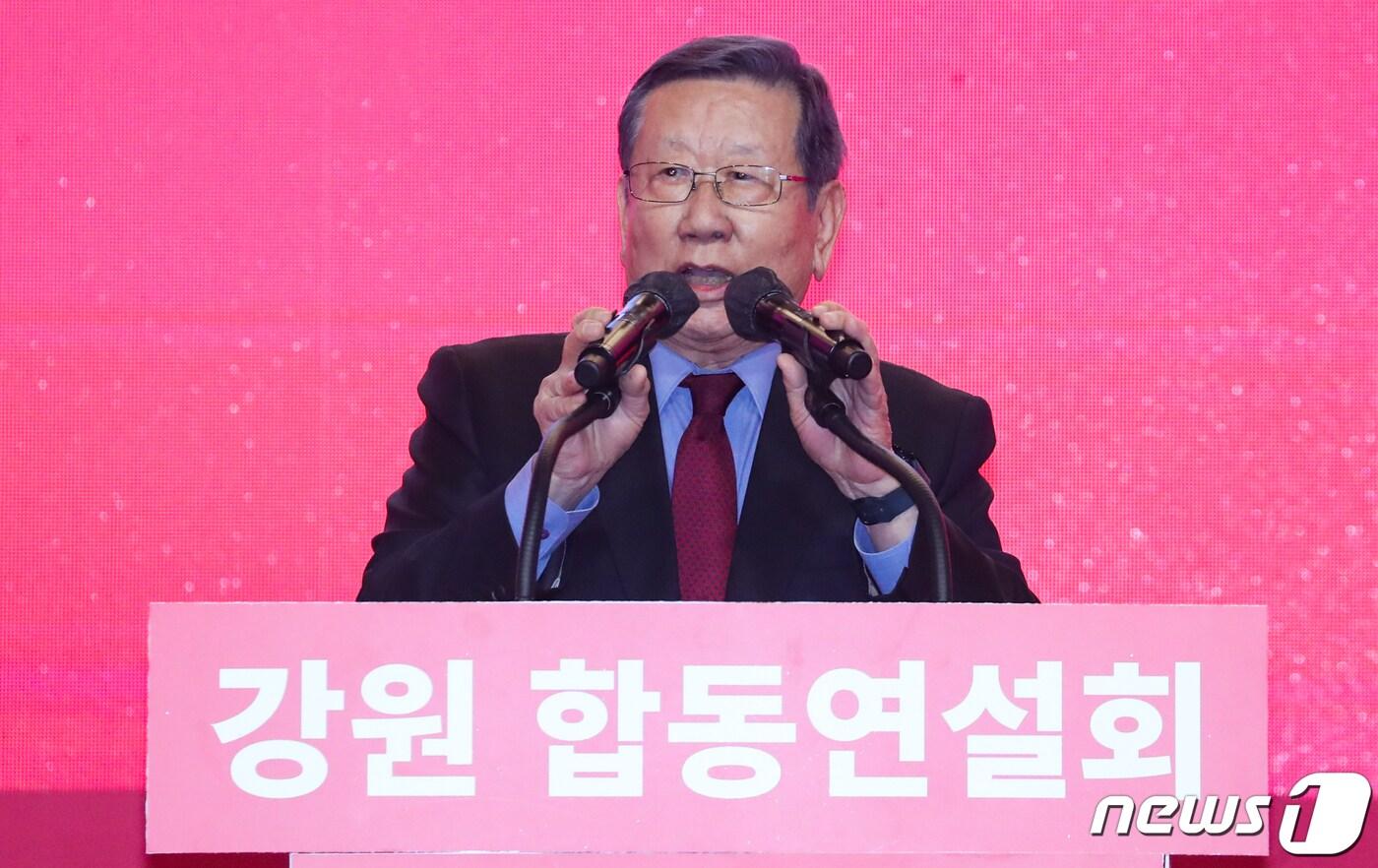 본문 이미지 - 유흥수 국민의힘 선거관리위원장이 23일 강원 홍천종합체육관에서 열린 국민의힘 제3차 전당대회 강원 합동연설회에서 인사말을 하고 있다. 2023.2.23/뉴스1 ⓒ News1 허경 기자