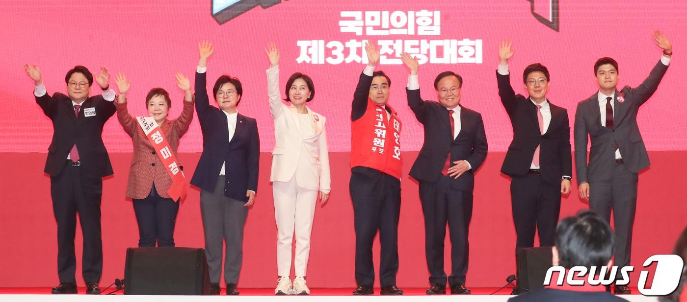 본문 이미지 - 국민의힘 민영삼(왼쪽부터), 정미경, 조수진, 허은아, 태영호, 김재원, 김병민, 김용태 최고위원 후보가 23일 강원 홍천종합체육관에서 열린 국민의힘 제3차 전당대회 강원 합동연설회에서 기념촬영을 하고 있다. 2023.2.23/뉴스1 ⓒ News1 허경 기자