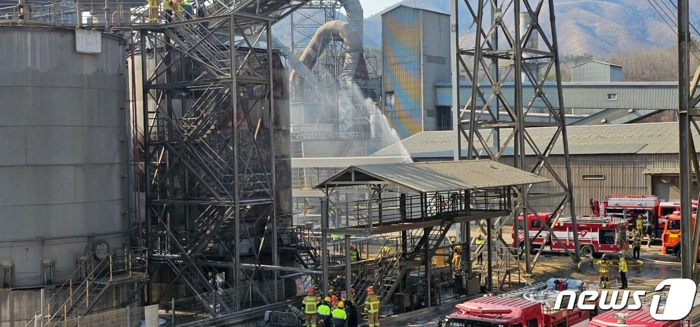 본문 이미지 - 23일 오후 2시2분쯤 강원 강릉시 한라시멘트 옥계공장에서 불이 나 소방당국이 장비 13대와 진화인력 40여명을 현장에 투입해 진화작업을 펼쳤다. 화재당시 119상황실에는 “폐오일 탱크가 터졌다”는 신고가 접수됐다. 2023.2.23./뉴스1 윤왕근기자