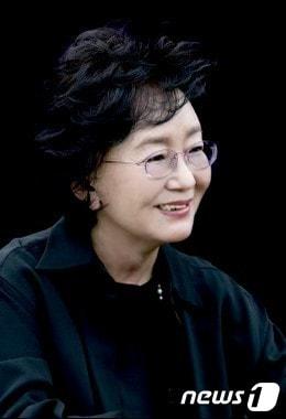 본문 이미지 - 충북 청주시 출신 우리나라 대표 드라마 작가인 김수현씨.(청주시 제공).2023.2.23/뉴스1