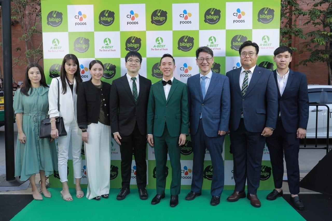 본문 이미지 - (왼쪽 네번째부터)이선호 CJ제일제당 식품성장추진실장과 Chayaphong Naviroj A-Best사 대표·전조영 주태국 한국대사관 공사·현지 유통 관계자들이 체결식 후 기념 사진을 찍고 있다.