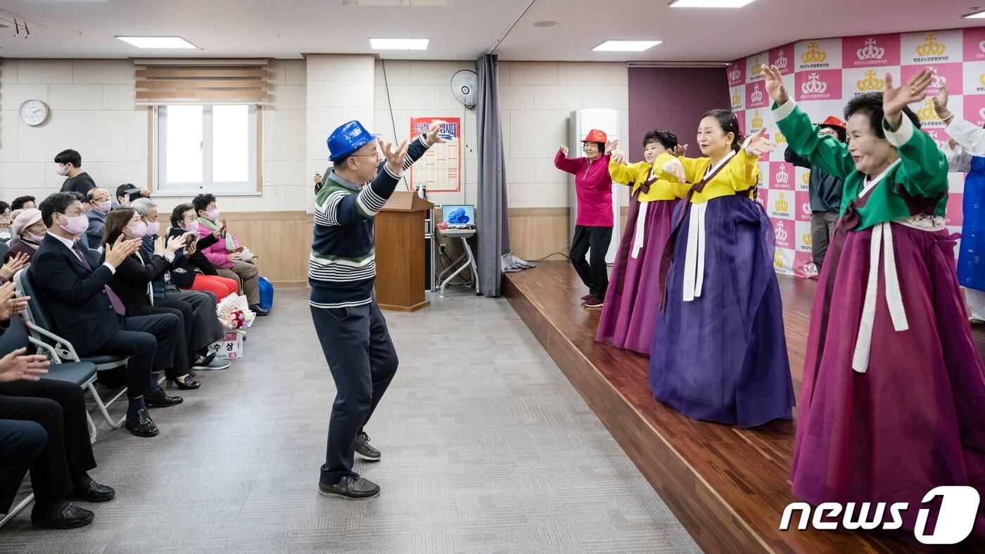 본문 이미지 - 어르신들이 청양군노인종합복지관에서 공연을 갖고 있다.(사진=청양군 제공) 