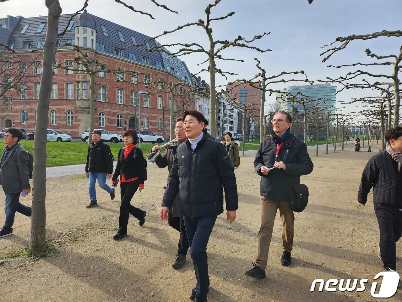 본문 이미지 - 노관규 순천시장이 라인강 도시해변을 둘러보면서 2023순천만국제정원박람회 후 순천을 구상 중이다(순천시 제공)2023.2.23/ 