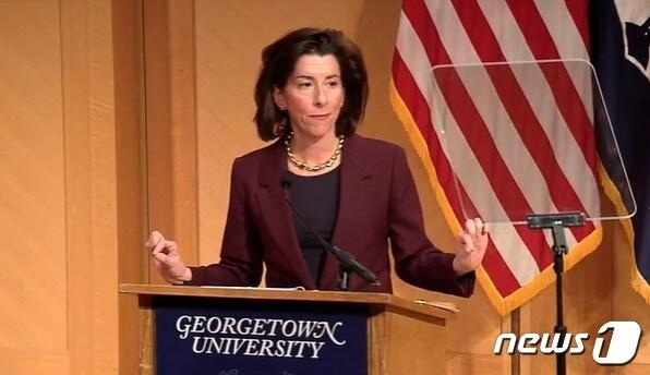 본문 이미지 - 지나 러몬도 미 상무장관이 23일(현지시간) 워싱턴DC 조지타운대에서 '미국의 기술 리더십을 위한 반도체법과 장기 비전'이라는 주제로 강연을 하고 있다. 사진은 유튜브 화면 캡처.