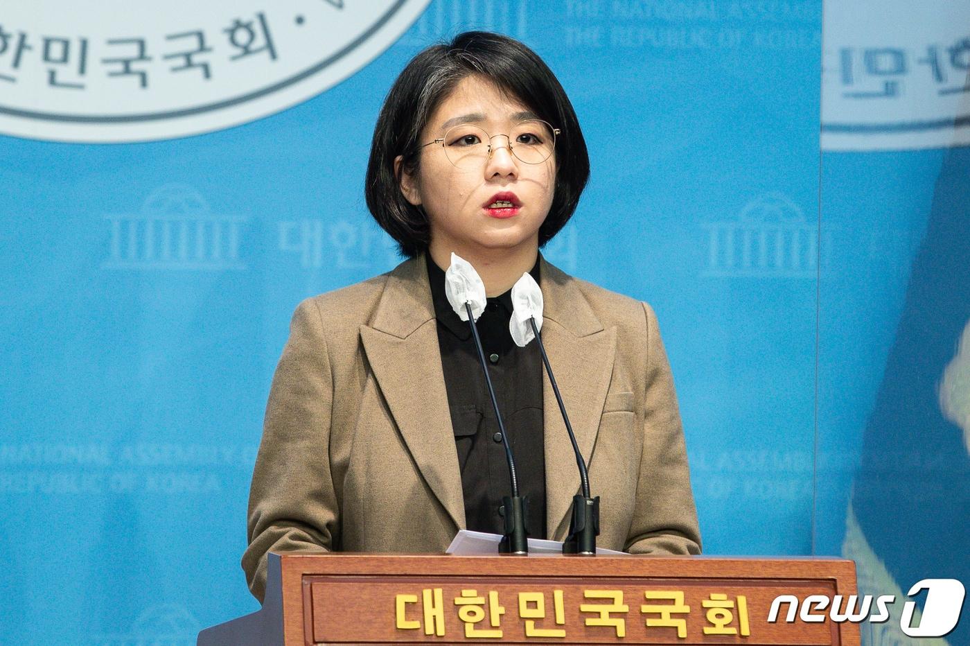 본문 이미지 - 용혜인 기본소득당 의원이 24일 서울 여의도 국회 소통관에서 이재명 더불어민주당 대표에 대한 체포동의안 국회 본회의 보고를 앞두고 국회의원 불체포특권 관련 기자회견을 하고 있다. 2023.2.24/뉴스1 ⓒ News1 유승관 기자