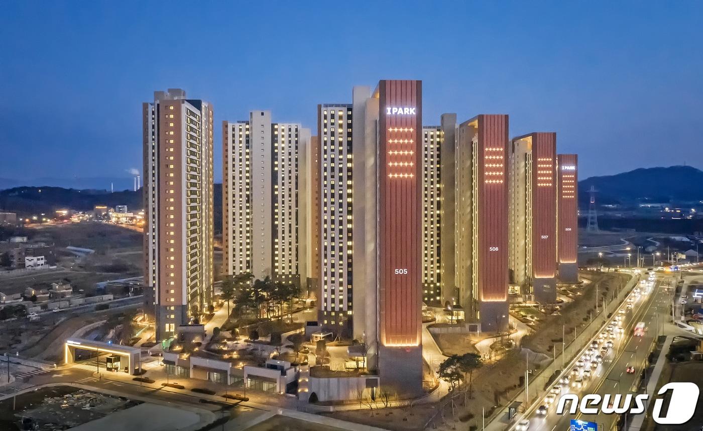 HDC현대산업개발이 충북 청주시 흥덕구 가경동 홍골지구 일원에 건설한 가경아이파크 5단지가 28일부터 입주를 시작한다. 아파트 외벽은 청주의 상징인 '직지'를 패턴화했다.(HDC현대산업개발 제공).2023.2.24/뉴스1