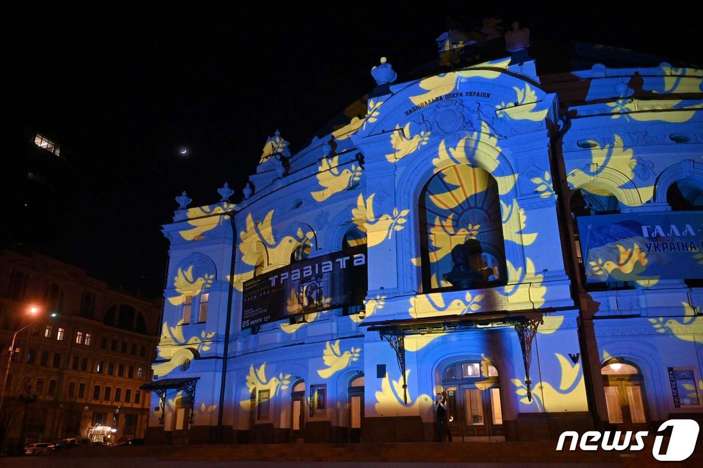 23일(현지시간) 우크라이나 전쟁 1주년 전날에 키이우의 우체국 건물에 스위스의 조명 예술가 게리 호프슈테터의 작품이 설치돼 있다. ⓒ AFP=뉴스1 ⓒ News1 우동명 기자