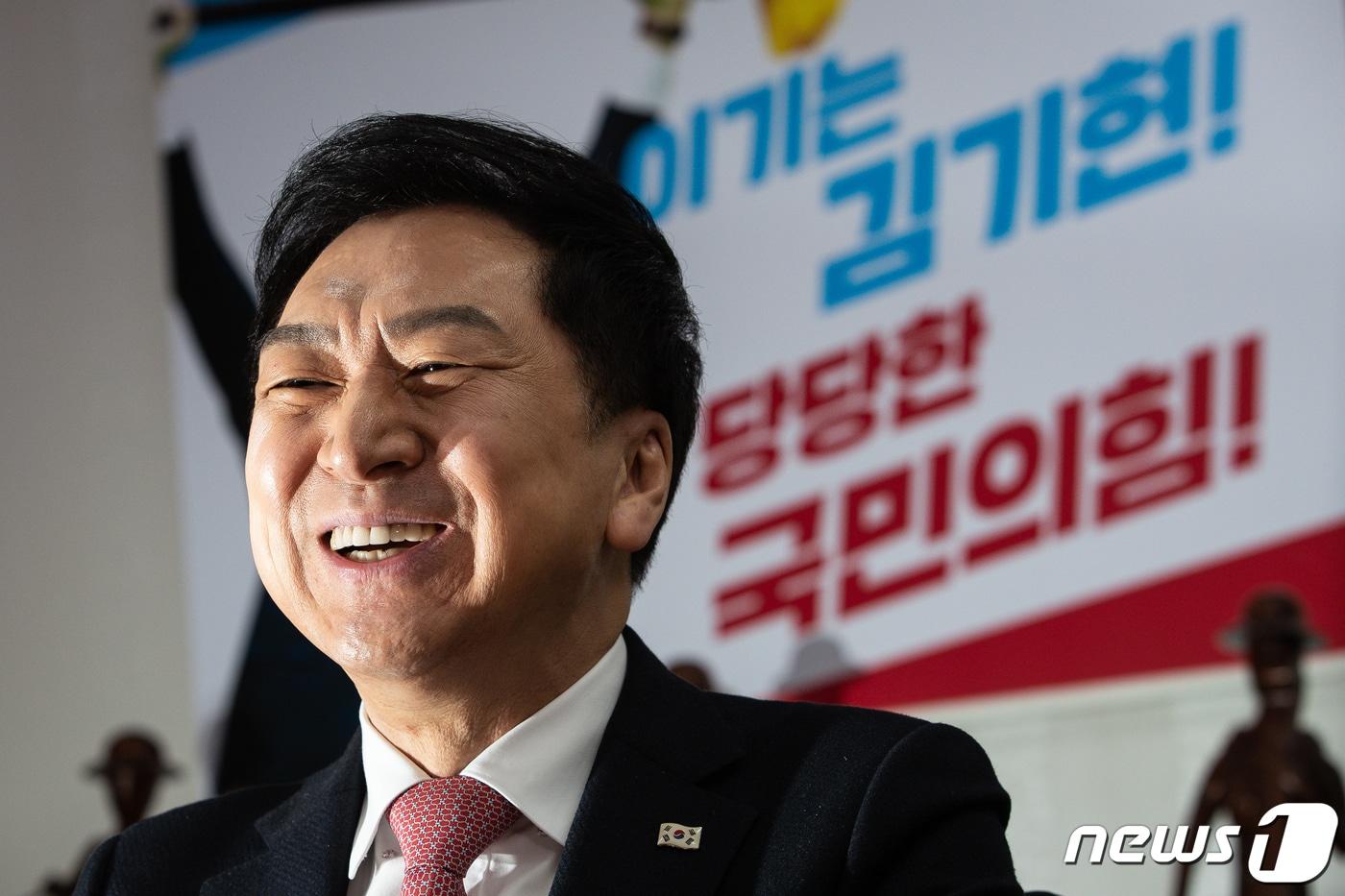 본문 이미지 - 국민의힘 당권 주자인 김기현 의원이 24일 서울 여의도 국회 의원회관에서 뉴스1과 인터뷰하고 있다. 2023.2.24/뉴스1 ⓒ News1 유승관 기자