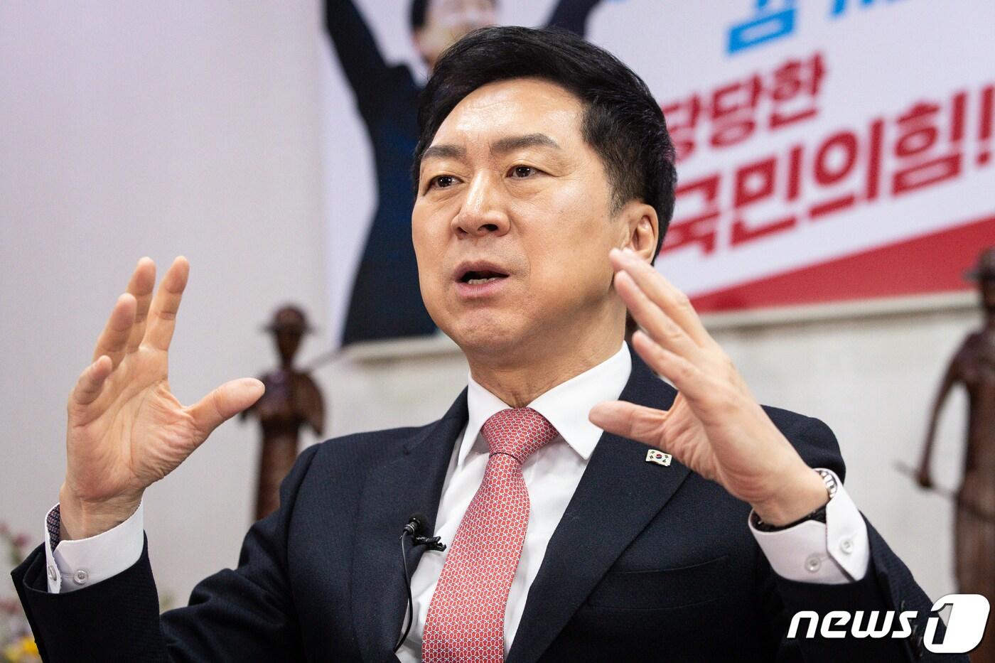 본문 이미지 - 국민의힘 당권 주자인 김기현 의원이 24일 서울 여의도 국회 의원회관에서 뉴스1과 인터뷰하고 있다. 2023.2.24/뉴스1 ⓒ News1 유승관 기자