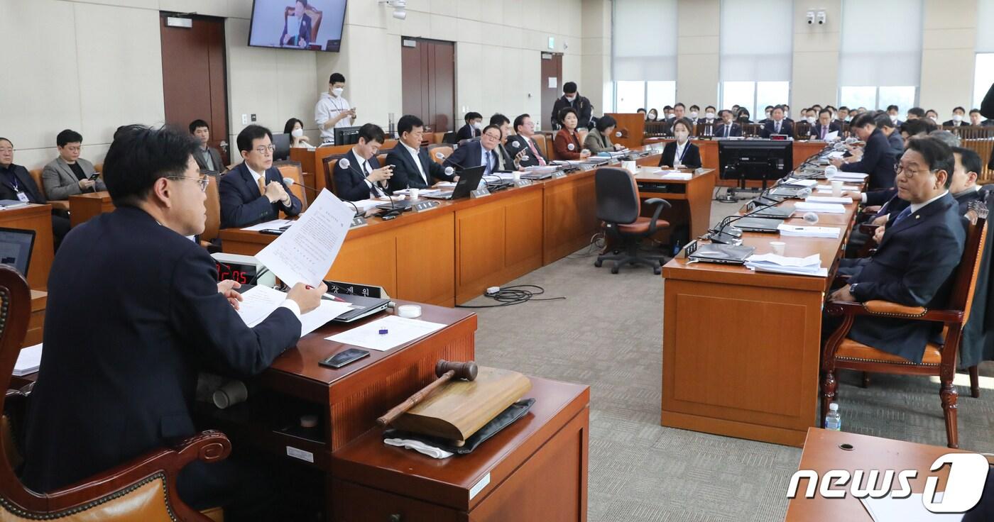 본문 이미지 - 24일 서울 여의도 국회에서 열린 행정안전위원회 전체회의에서 장제원 위원장이 발언하고 있다. 2023.2.24/뉴스1 ⓒ News1 허경 기자