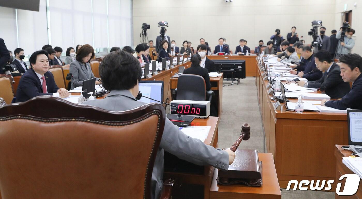 본문 이미지 - 24일 서울 여의도 국회에서 열린 보건복지위원회 전체회의에서 정춘숙 위원장이 의사봉을 두드리고 있다. 2023.2.24/뉴스1 ⓒ News1 허경 기자