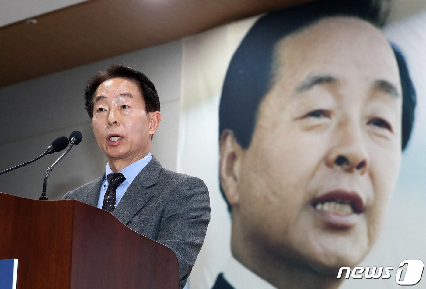 본문 이미지 - 김현철 김영삼대통령기념재단 이사장이 2023년 3월 24일 서울 동작구 김영삼도서관에서 열린 민주주의의 시작, 문민정부 출범 30주년 기념식에서 환영사를 하고 있다. 2023.2.24 ⓒ 뉴스1 박세연 기자