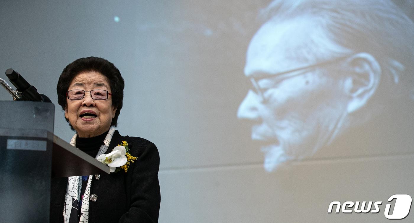 강인숙 영인문학관장이 24일 오전 서울 서초구 국립중앙도서관 국제회의장에서 열린 故 이어령 초대 문화부 장관 1주기 추모식에서 유족 인사를 하고 있다. 2023.2.24/뉴스1 ⓒ News1 이승배 기자