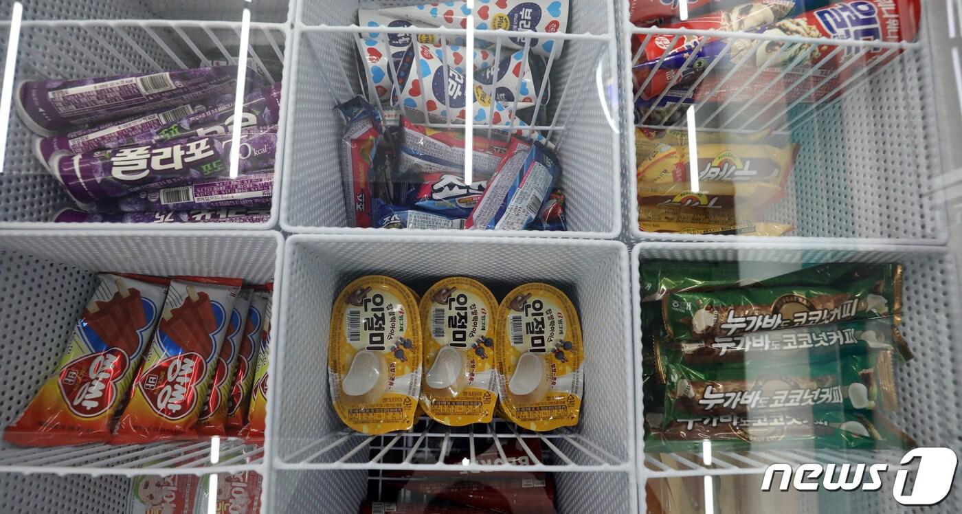 서울 시내의 한 편의점에 아이스크림이 진열돼 있다. 2023.2.24/뉴스1 ⓒ News1 이승배 기자
