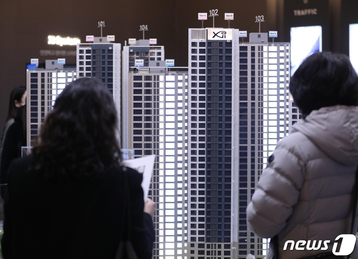 본문 이미지 - 대구에서 이달 중 677가구의 신규 아파트가 분양된다. 사진은 서울의 한 모델하우스에서 시민들이 모형 주택을 살펴보는 모습. 2023.2.24/뉴스1 ⓒ News1 신웅수 기자
