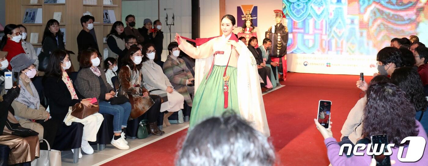 24일 전북 전주시 한국전통문화전당 한복문화창작소에서 열린 개소식에서 한복 패션쇼가 펼쳐지고 있다. 2023.2.24/뉴스1 ⓒ News1 유경석 기자