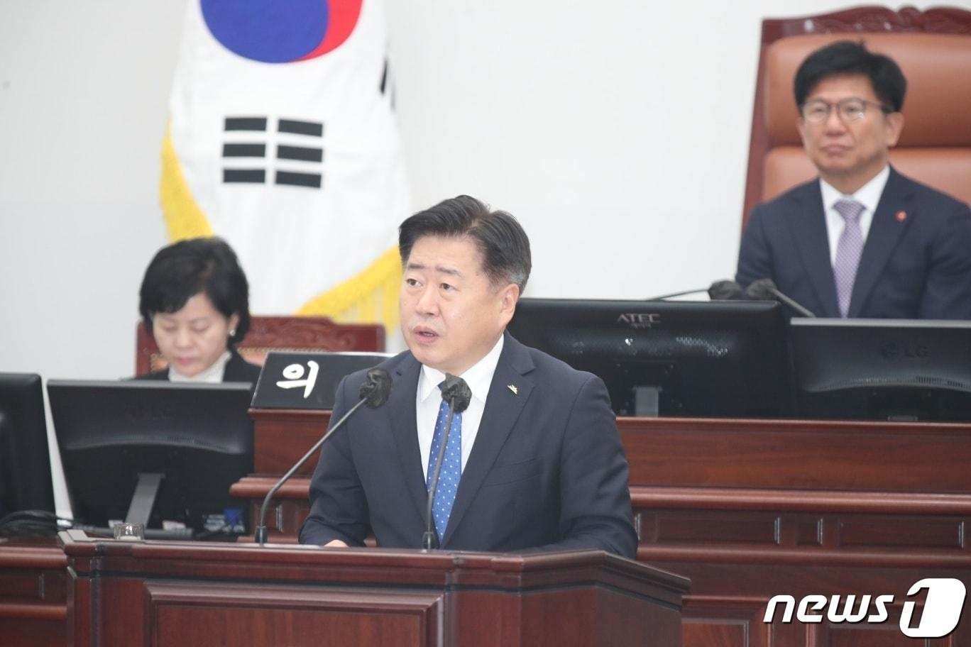 본문 이미지 - 오영훈 제주지사가 24일 제주도의회 본회의장에서 열린 제413회 임시회 개회식에서 '2023년 도정 주요업무 보고 인사말'을 하고 있다.(제주도의회 제공). 2023.2.24./뉴스1