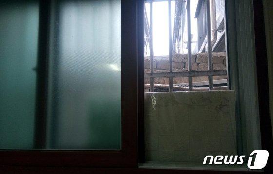 본문 이미지 - ‘반지하주택 신축 불허’ 등이 담긴 국토교통부의 대책 방안에 경기도 건의 사항이 대폭 반영됐다. 사진은 경기지역 한 반지하주택의 모습./ⓒ 뉴스1