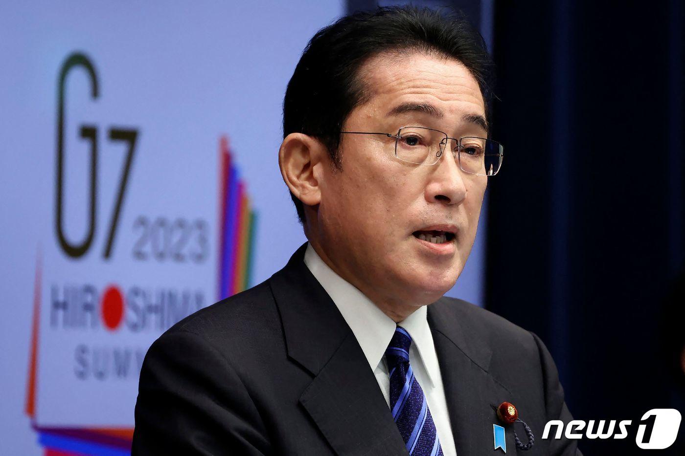 본문 이미지 - 기시다 후미오 일본 총리가 24일 (현지시간) 도쿄 총리 관저에서 우크라이나 사태 1년 기자회견을 갖고 “5월 히로시마에서 열리는 G7 정상회의에 윤석열 대통령을 초대할지 여부가 아직 결정되지 않았다”고 밝히고 있다. ⓒ AFP=뉴스1 ⓒ News1 우동명 기자
