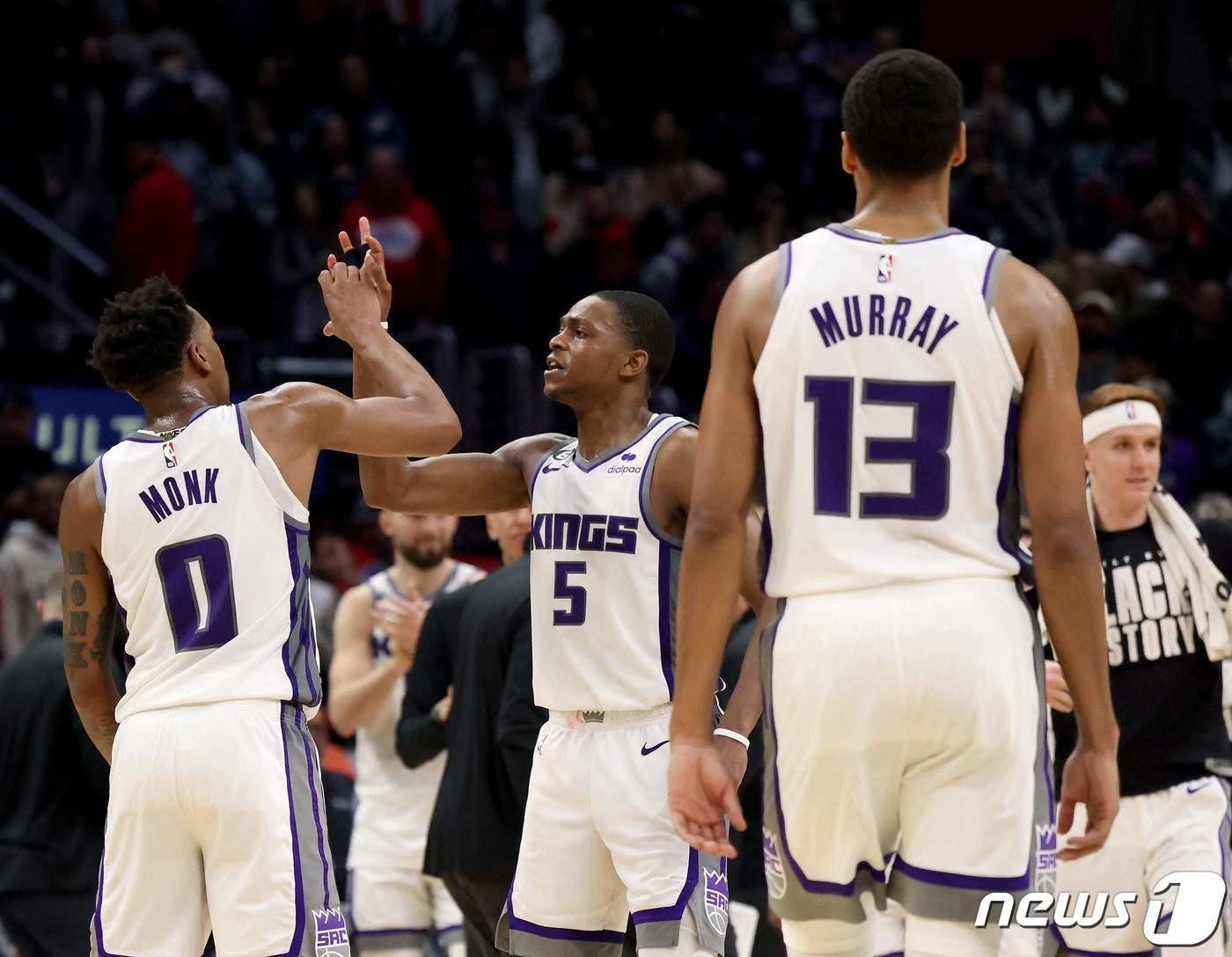 본문 이미지 - NBA 새크라멘토 킹스 선수들이 25일(한국시간) 열린 LA 클리퍼스와의 경기에서 승리를 확정지은 뒤 기뻐하고 있다. ⓒ AFP=뉴스1