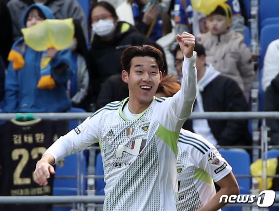 본문 이미지 - 25일 오후 울산 문수축구경기장에서 열린 프로축구 '하나원큐 K리그1 2023' 울산현대와 전북현대의 개막전 경기에서 전북 송민규가 골을 넣은 뒤 환호하고 있다. 2023.2.25/뉴스1 ⓒ News1 조민주 기자