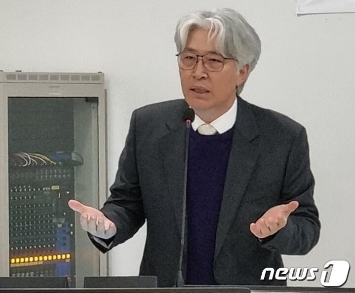 본문 이미지 - 대한척추신경외과학회 대전·충청지회 박철웅 회장이 25일 대전을지대병원에서 열린 제13차 정기학술대회에서 개회사를 하고 있다. (대전우리병원 제공) /뉴스1