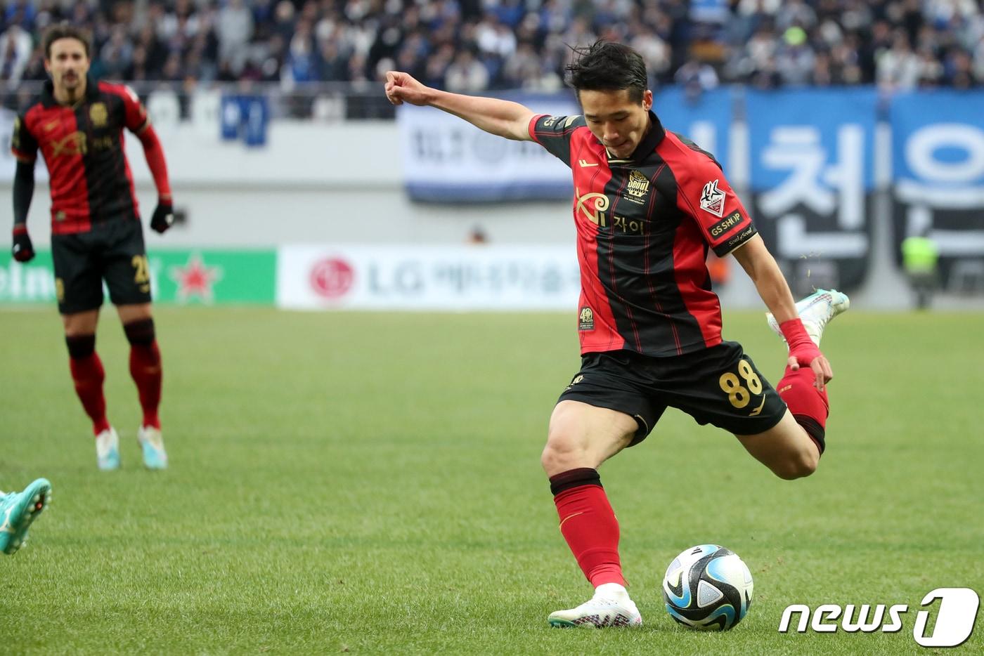 25일 오후 서울 마포구 서울월드컵경기장에서 열린 프로축구 '하나원큐 K리그1 2023' FC서울과 인천유나이티드의 경기에서 서울 이태석이 패스하고 있다. 2023.2.25/뉴스1 ⓒ News1 이승배 기자