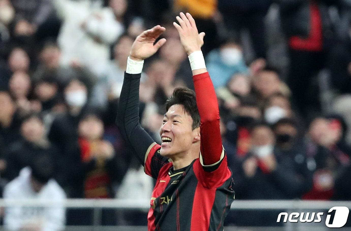 본문 이미지 - 25일 오후 서울 마포구 서울월드컵경기장에서 열린 프로축구 '하나원큐 K리그1 2023' FC서울과 인천유나이티드의 경기에서 서울 황의조가 관객들의 응원을 유도하고 있다. 2023.2.25/뉴스1 ⓒ News1 이승배 기자