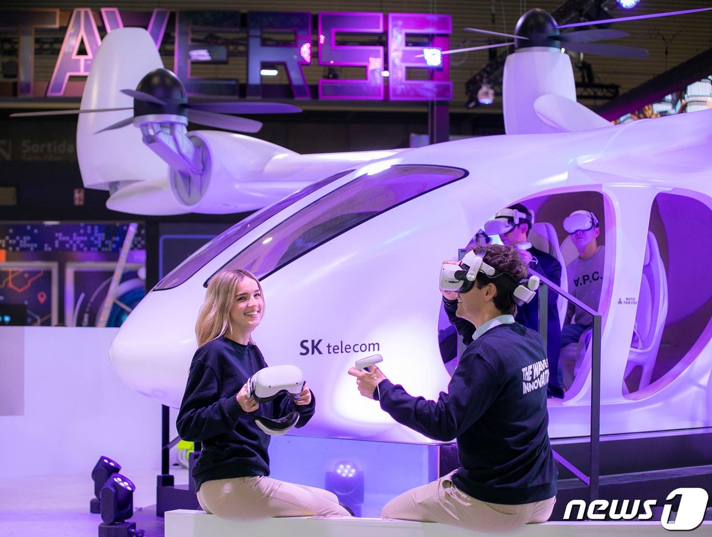 본문 이미지 - 지난 2월 '모바일 월드 콩그레스(MWC 2023)' SKT 전시관에서 조비 에비에이션의 기체를 기반으로 제작한 실물 크기의 UAM 모형을 선보이고 있다.(SK텔레콤 제공) 2023.2.26/뉴스1 ⓒ News1 민경석 기자