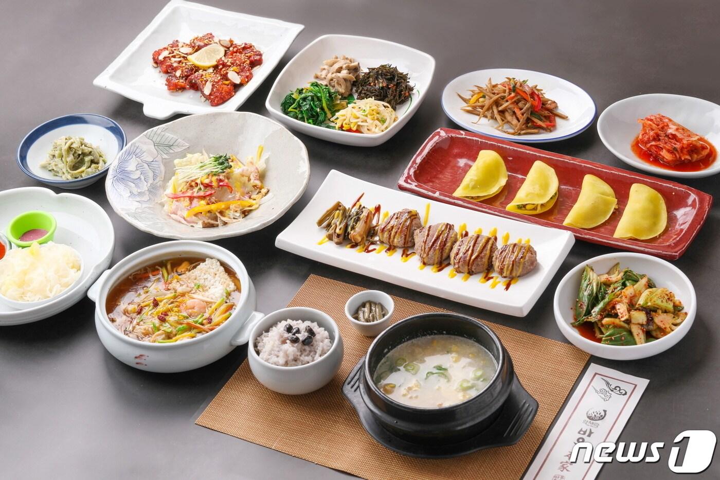 본문 이미지 - 제천시내 한정식 식당의 약채락 식단 