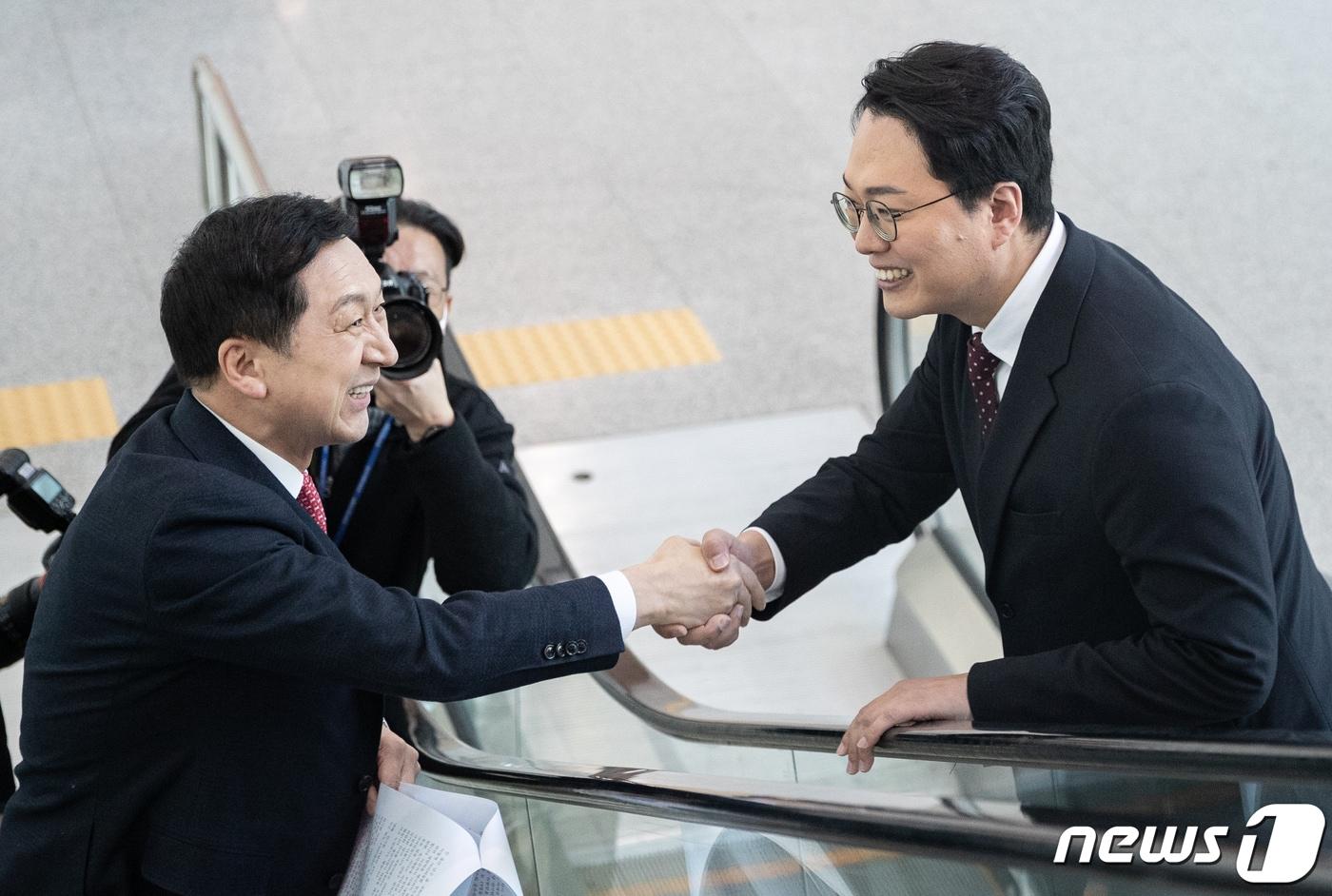 본문 이미지 - 김기현(왼쪽), 천하람 국민의힘 당대표 후보가 26일 오전 서울 여의도 국회 소통관에서 만나 악수하고 있다. 2023.2.26/뉴스1 ⓒ News1 이재명 기자