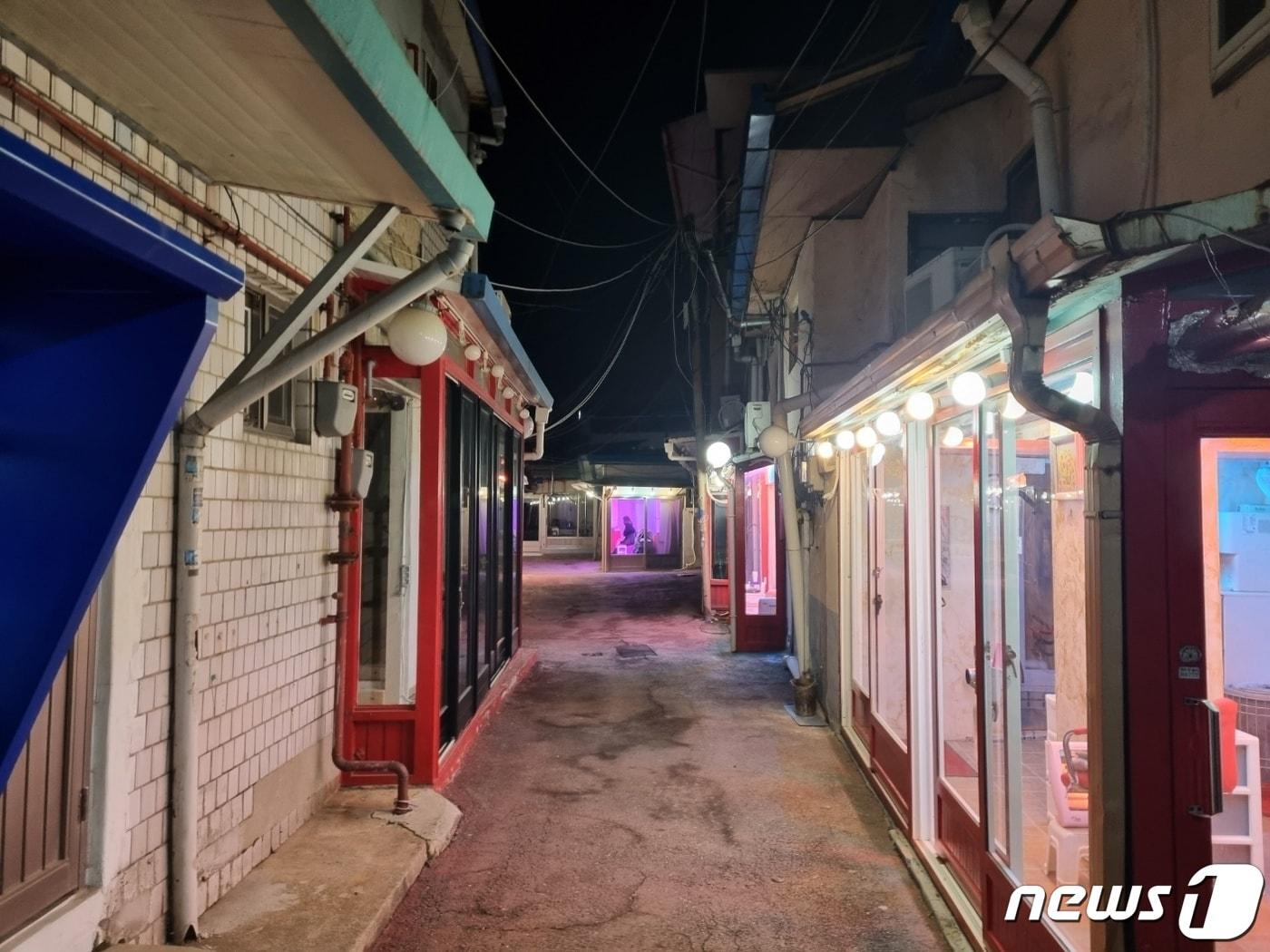 본문 이미지 -  26일 오후 경기 동두천시 생연7리 성매매 집결지에서 업소들이 영업을 하고 있다.2023.02.26./뉴스1 양희문 기자