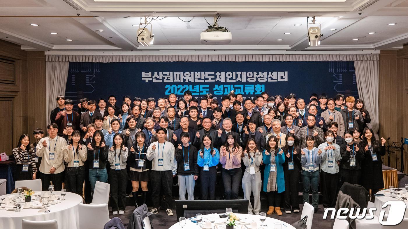 본문 이미지 - 지난 21일 성과교류회 후 관계자들이 기념촬영을 하고 있다(부산시청 제공)