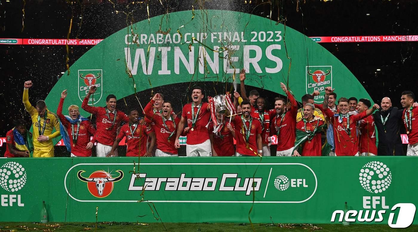 컵대회 정상에 오른 맨유 ⓒ AFP=뉴스1