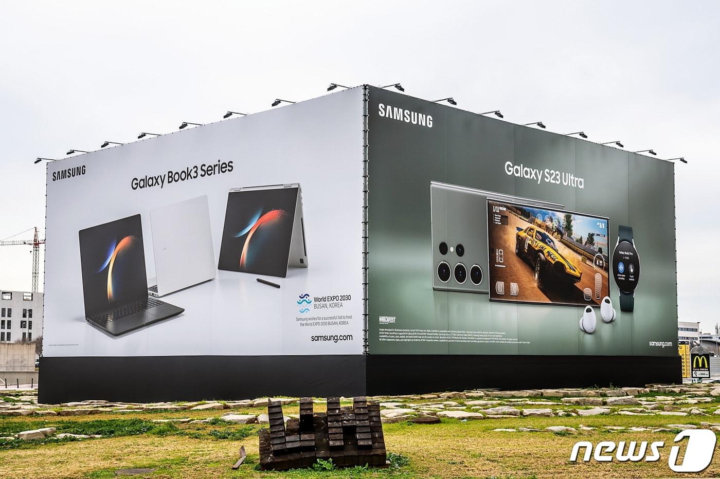 삼성전자가 오는 3월 2일까지 스페인 바르셀로나에서 열리는 &#39;모바일 월드 콩그레스&#40;MWC&#41; 2023&#39;에서 &#39;부산세계박람회&#40;엑스포&#41;&#39; 유치 활동을 하고 있다고 27일 밝혔다. 사진은 행사장 입구에 마련된 대형 갤럭시 옥외 광고에 &#39;2030 부산엑스포&#39; 로고를 포함하고 박람회 유치 활동을 하는 모습. &#40;삼성전자 제공&#41; 2023.2.27/뉴스1