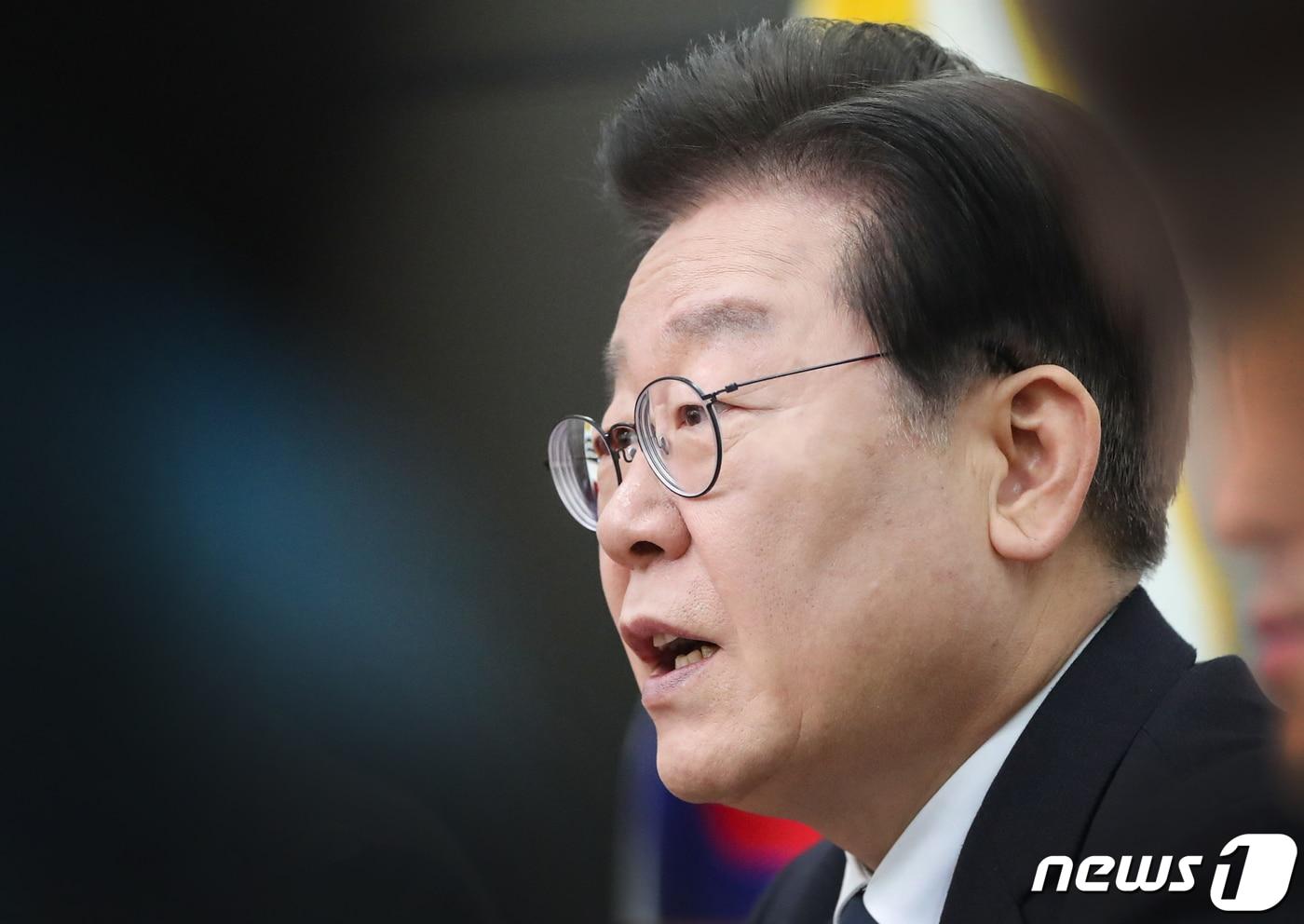 본문 이미지 - 이재명 더불어민주당 대표가 27일 서울 여의도 국회에서 열린 최고위원회의에서 모두발언을 하고 있다. 2023.2.27/뉴스1 ⓒ News1 이재명 기자
