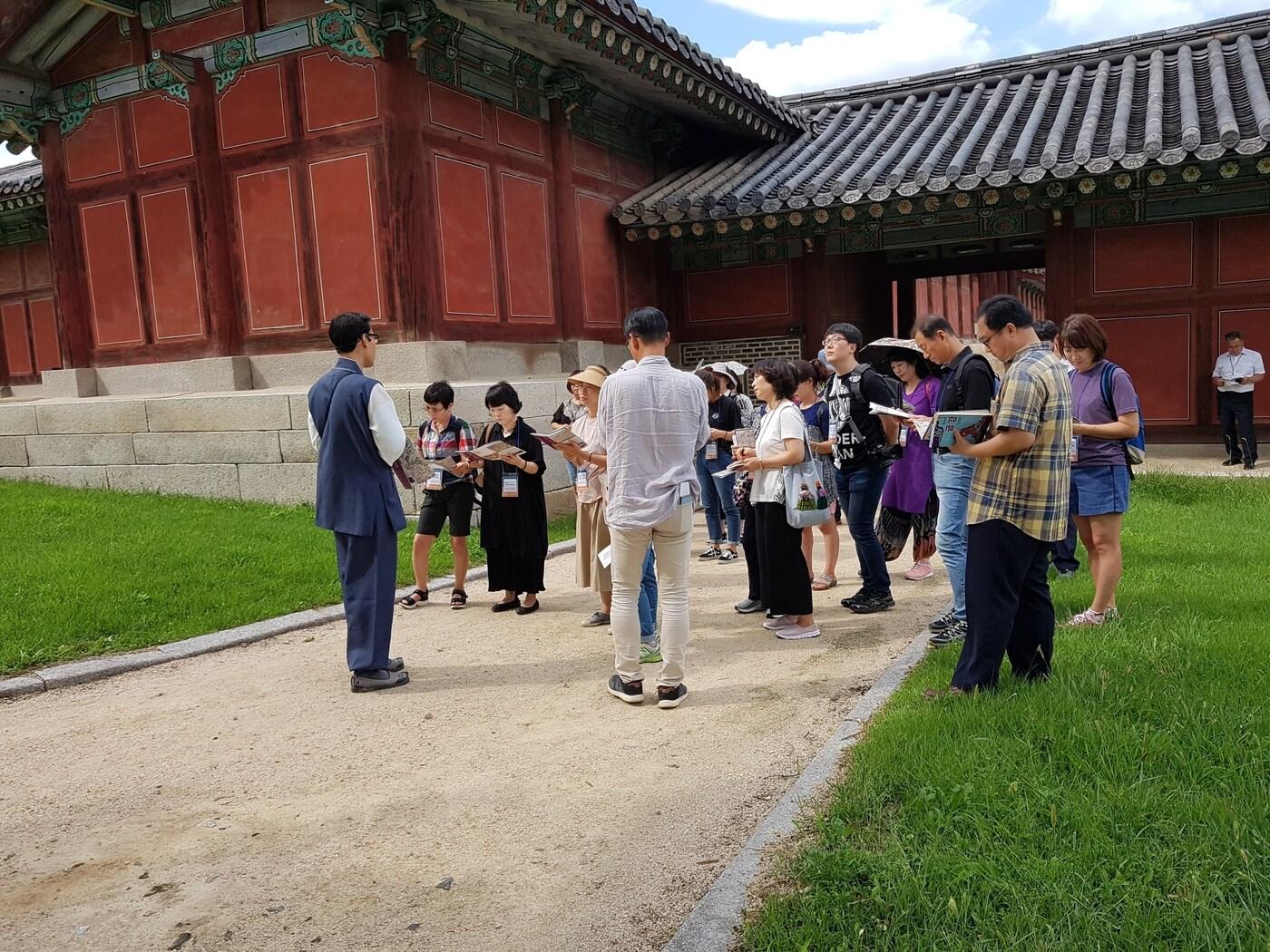 본문 이미지 - 2018년 진행된 '동궐도와 함께하는 창경궁 특별관람' 프로그램. (문화재청 제공)