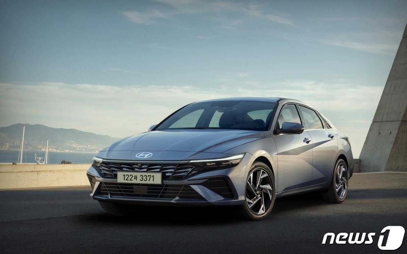 현대자동차는 27일 ‘더 뉴 아반떼’의 디자인을 최초로 공개했다. 아반떼는 2020년 4월 출시 이후 3년만에 선보이는 부분변경 모델로, 기존 모델의 강렬한 존재감을 보다 강조하면서도 디자인의 완성도를 한 단계 끌어올린 것이 특징이다. (현대자동차 제공) 2023.2.27/뉴스1